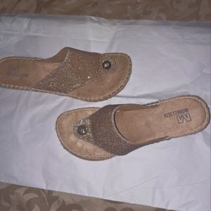 JC PENNY'S Modellista GOLD accented 2 1/2 inch Wedges/sandals 8M.